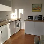 L Etablissement Gold Propose 1 Maison 80m2 Avec Terrain 500m2 Parking Prive A 4 Min Du Port Artificiel D Arromanches Services Accueil Personnalise Lits Faits Serviettes Menage Netflix Wifi Sur Veloroute 度假居 Ryes