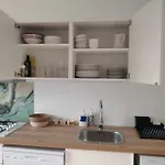 L Etablissement Gold Propose 1 Maison 80m2 Avec Terrain 500m2 Parking Prive A 4 Min Du Port Artificiel D Arromanches Services Accueil Personnalise Lits Faits Serviettes Menage Netflix Wifi Sur Veloroute Ryes