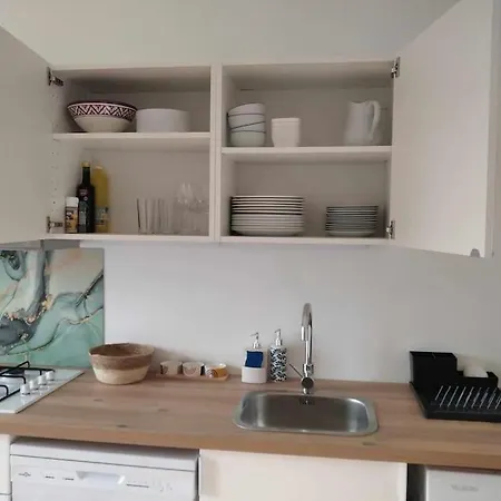 L Etablissement Gold Propose 1 Maison 80m2 Avec Terrain 500m2 Parking Prive A 4 Min Du Port Artificiel D Arromanches Services Accueil Personnalise Lits Faits Serviettes Menage Netflix Wifi Sur Veloroute Ryes