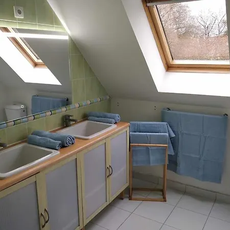 L Etablissement Gold Propose 1 , Maison 80m2 Avec Terrain 500m2, Parking Prive A 4 Min Du Port Artificiel D Arromanches, Services Accueil Personnalise, Lits Faits, Serviettes, Menage, Netflix, Wifi *