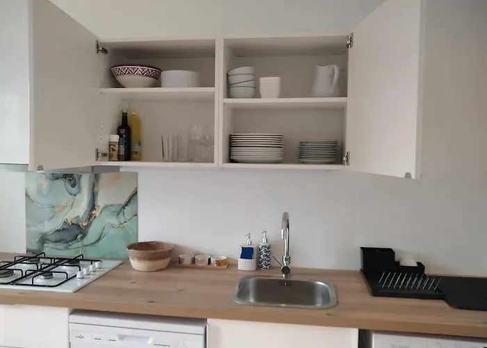 L Etablissement Gold Propose 1 Maison 80m2 Avec Terrain 500m2 Parking Prive A 4 Min Du Port Artificiel D Arromanches Services Accueil Personnalise Lits Faits Serviettes Menage Netflix Wifi Sur Veloroute Ryes